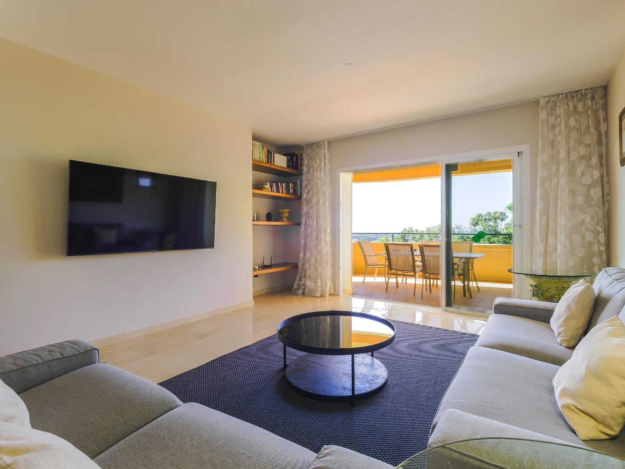 Cubo's Boutique Elviria Hills * Marbella