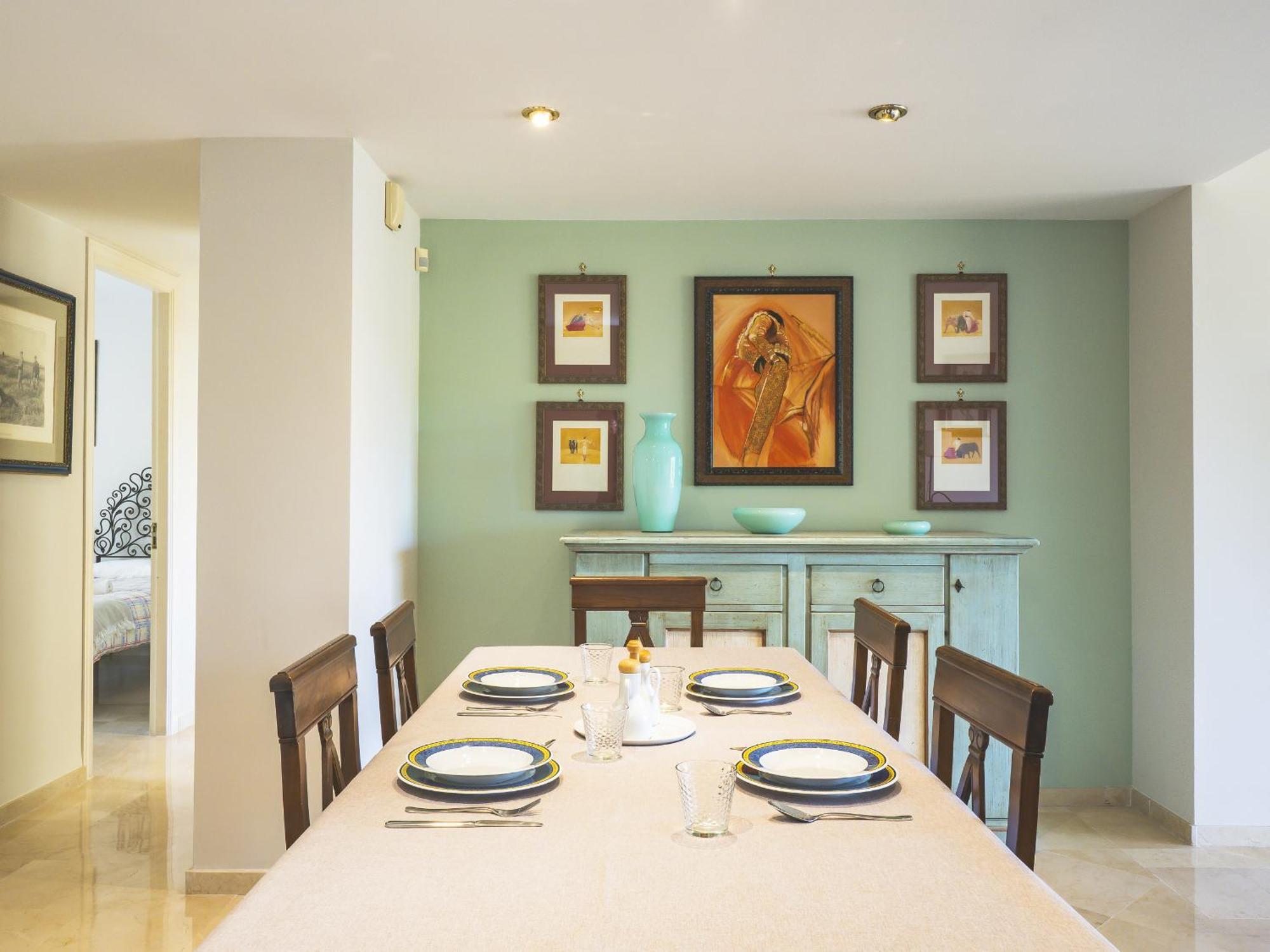 Cubo's Boutique Elviria Hills * Marbella