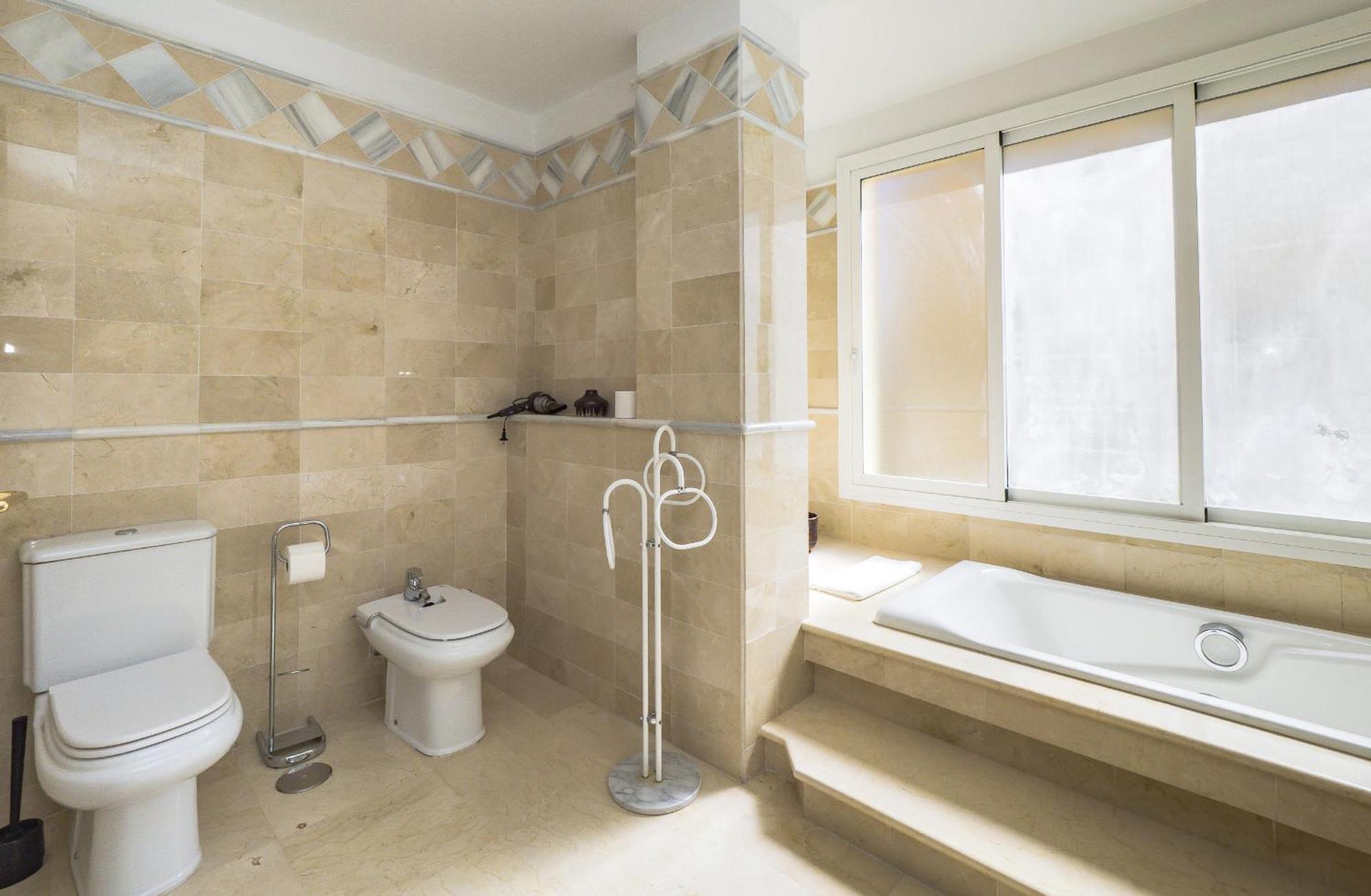 Cubo's Boutique Elviria Hills Apartment *