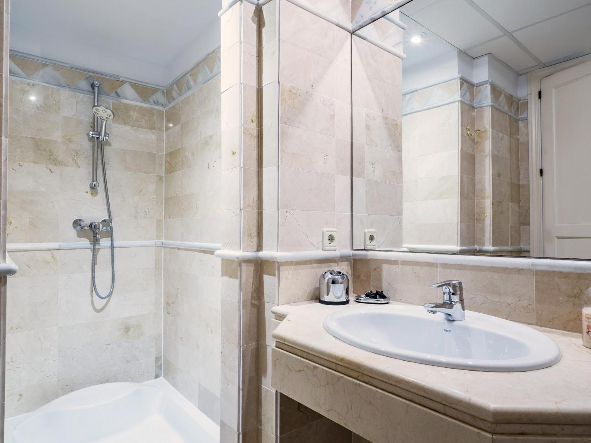 Cubo's Boutique Elviria Hills Apartment *