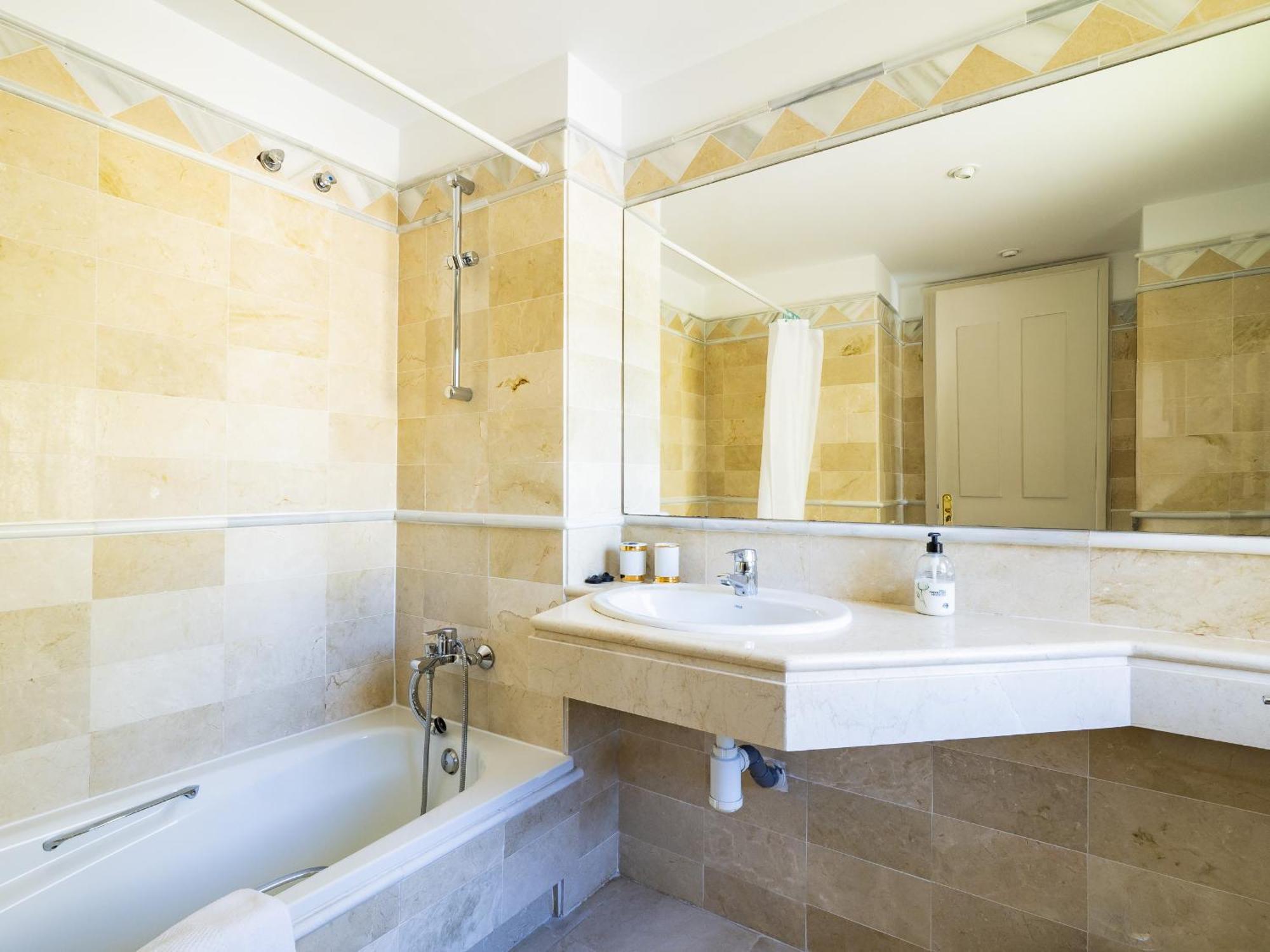 Apartment Cubo's Boutique Elviria Hills *