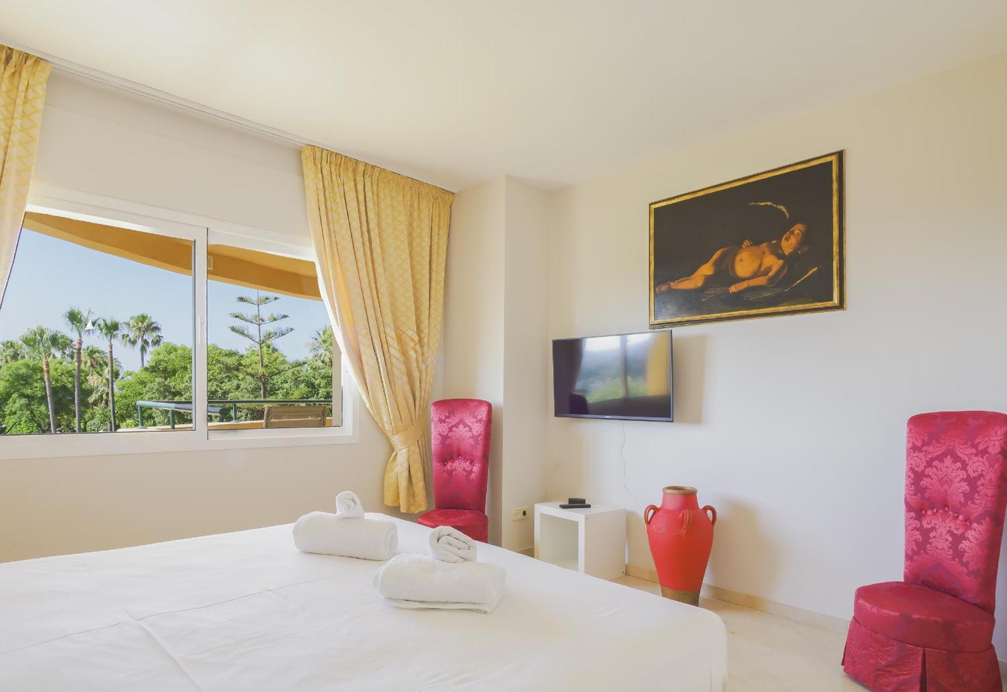 Cubo's Boutique Elviria Hills * Marbella